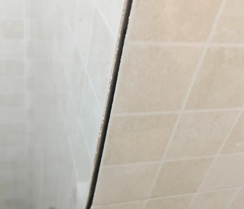 都江堰瓷砖空鼓维修公司分享阳台瓷砖脱落的修复过程可以分为以下几个步骤