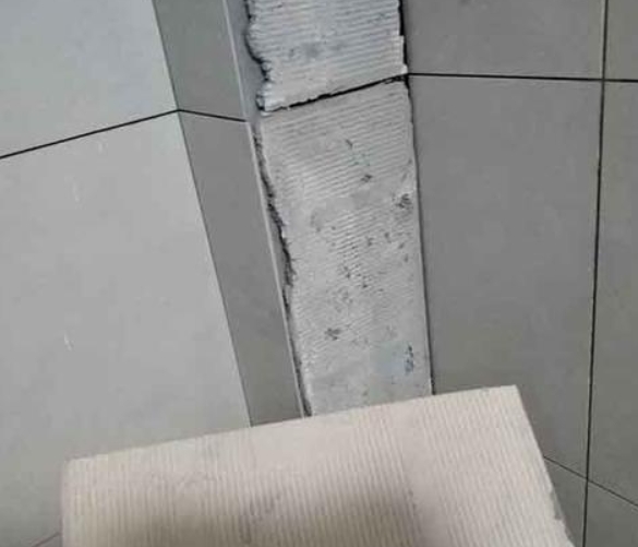 都江堰瓷砖空鼓维修公司分享下厨房瓷砖脱落的补救措施。